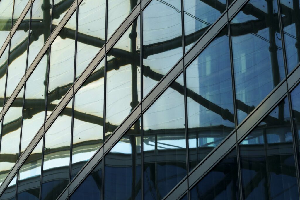 L’application de la directive européenne CSRD progresse, mais les entreprises rencontrent encore des obstacles pratiques.